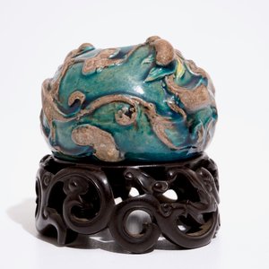 Un lave-pinceaux en porcelaine de Chine à décor en relief de dragons et lingzhi, 19/20ème — photo 5
