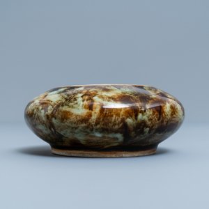 Un lave-pinceaux en porcelaine de Chine à émail flambé à décor de crabes en bleu et blanc, 19/20ème — photo 4