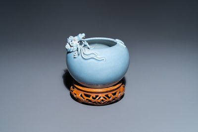 Un lave-pinceaux en porcelaine de Chine bleu de lavande monochrome, marque de Yongzheng, 19ème