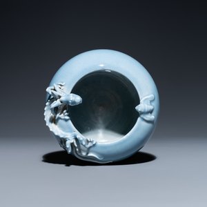 Un lave-pinceaux en porcelaine de Chine bleu de lavande monochrome, marque de Yongzheng, 19ème — photo 6