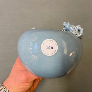 Un lave-pinceaux en porcelaine de Chine bleu de lavande monochrome, marque de Yongzheng, 19ème — photo 9