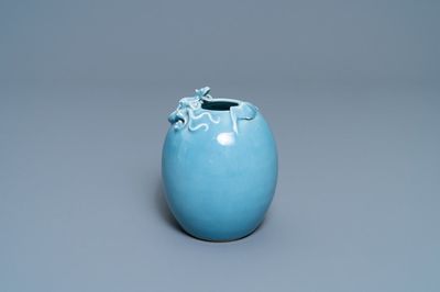 Un lave-pinceaux en porcelaine de Chine bleu de lavande monochrome, marque de Yongzheng, République