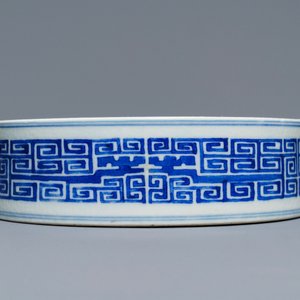 Un lave-pinceaux en porcelaine de Chine bleu et blanc, marque de Guangxu, 19/20ème — photo 7