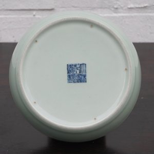 Un lave-pinceaux en porcelaine de Chine céladon, marque et époque de Qianlong — photo 9