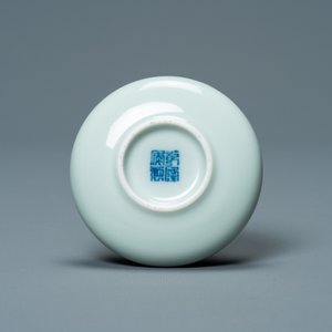 Un lave-pinceaux en porcelaine de Chine céladon monochrome, marque de Qianlong, 19/20ème — photo 7