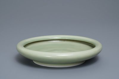Un lave-pinceaux en porcelaine de Chine céladon monochrome, Qianlong
