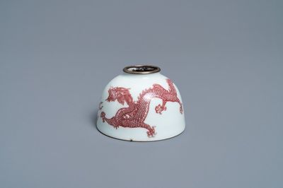 Un lave-pinceaux en porcelaine de Chine en rouge de fer figurant un dragon, 18/19ème