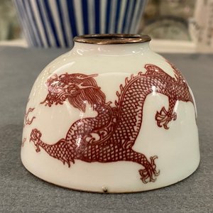 Un lave-pinceaux en porcelaine de Chine en rouge de fer figurant un dragon, 18/19ème — photo 9