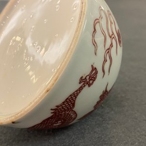 Un lave-pinceaux en porcelaine de Chine en rouge de fer figurant un dragon, 18/19ème — photo 10