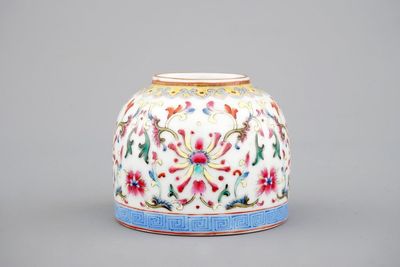 Un lave-pinceaux en porcelaine de Chine famille rose, 19/20ème