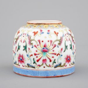 Un lave-pinceaux en porcelaine de Chine famille rose, 19/20ème — photo 3