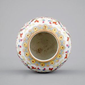 Un lave-pinceaux en porcelaine de Chine famille rose, 19/20ème — photo 5