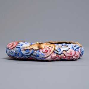 Un lave-pinceaux en porcelaine de Chine famille rose à décor en relief de chauve-souris, marqu de Qianlong, 20ème — photo 6