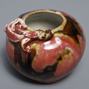 Un lave-pinceaux en porcelaine de Chine flambé à dragon appliqué, 18/19ème — photo 7