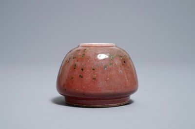 Un lave-pinceaux en porcelaine de Chine monochrome peau de pêche, marque de Kangxi, 19ème