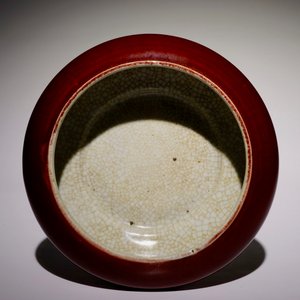 Un lave-pinceaux en porcelaine de Chine monochrome sang de boeuf, 19ème — photo 3