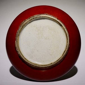 Un lave-pinceaux en porcelaine de Chine monochrome sang de boeuf, 19ème — photo 4