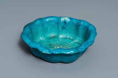 Un lave-pinceaux en porcelaine de Chine turquoise monochrome en forme de feuille de lotus, 18/19ème