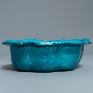 Un lave-pinceaux en porcelaine de Chine turquoise monochrome en forme de feuille de lotus, 18/19ème — photo 2