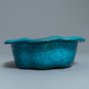 Un lave-pinceaux en porcelaine de Chine turquoise monochrome en forme de feuille de lotus, 18/19ème — photo 5