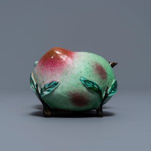 Un lave-pinceaux et un vase miniature 'Wu Shuang Pu' en porcelaine de Chine famille rose, 19ème — photo 11
