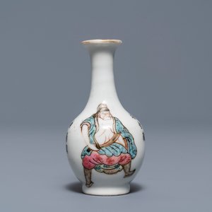 Un lave-pinceaux et un vase miniature 'Wu Shuang Pu' en porcelaine de Chine famille rose, 19ème — photo 2