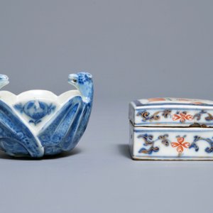 Un lave-pinceaux et une boîte en porcelaine de Chine bleu et blanc et famille rose, Kangxi/Qianlong — photo 3