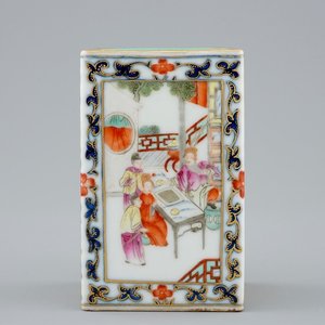 Un lave pinceaux rectangulaire en porcelaine de Chine famille rose, 19/20ème — photo 1