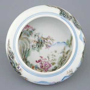 Un lave pinceaux rond en porcelaine de Chine famille rose, République, 20ème — photo 2