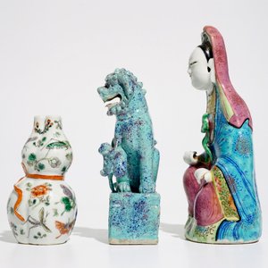 Un lion bouddhiste, une Guanyin et un vase en porcelaine de Chine, 19/20ème — photo 5