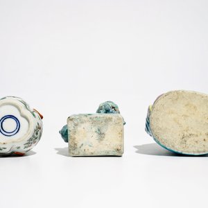 Un lion bouddhiste, une Guanyin et un vase en porcelaine de Chine, 19/20ème — photo 6