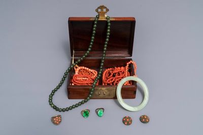 Un lot d'anneaux, bracelets et colliers en jade, corail et argent dans une boîte à bijoux en bois incrusté, Chine, 19/20ème