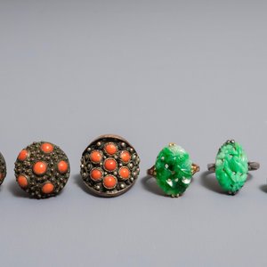 Un lot d'anneaux, bracelets et colliers en jade, corail et argent dans une boîte à bijoux en bois incrusté, Chine, 19/20ème — photo 5