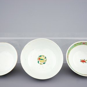 Un lot de 10 bols en porcelaine de Chine famille rose et Bencharong, 19/20ème — photo 12