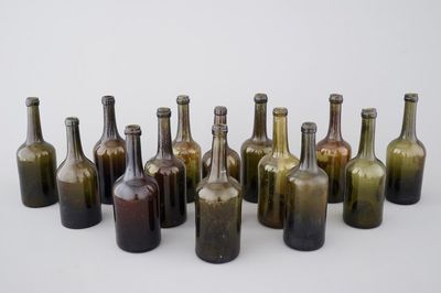 Un lot de 14 bouteilles vides en verre vert, 18/19ème siècle