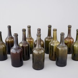 Un lot de 14 bouteilles vides en verre vert, 18/19ème siècle — photo 1