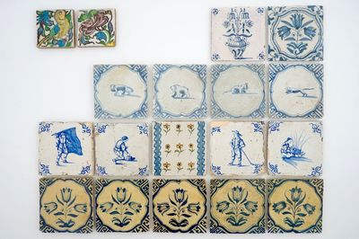 Un lot de 14 carreaux en Delft bleu, blanc et polychrome, 17/19ème