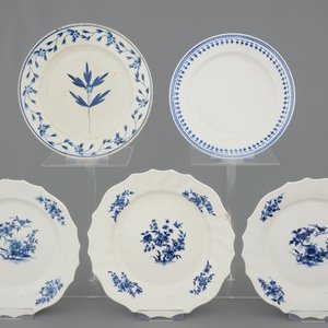 Un lot de 17 assiettes en porcelaine de Tournai, 18/19ème — photo 2
