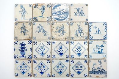 Un lot de 19 carreaux de Delft bleu et blanc, 17/18ème
