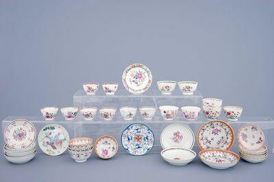 Un lot de 21 tasses et 20 soucoupes en porcelaine de Chine famille rose, 18/19ème