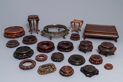 Un lot de 22 socles chinois en bois et un en bronze, 19/20ème