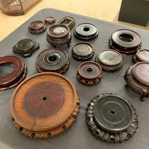 Un lot de 22 socles chinois en bois et un en bronze, 19/20ème — photo 7