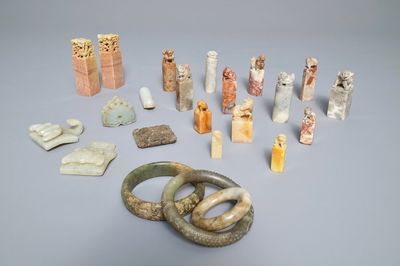 Un lot de 23 pièces en jade, pierre de savon et pierre dure sculptée, Chine, 19/20ème