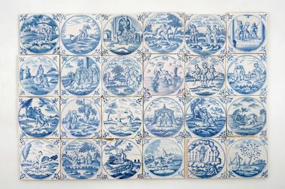 Un lot de 24 carreaux religieux en faïence de Delft bleu et blanc, 18ème