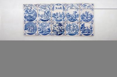 Un lot de 25 carreaux religieux en faïence de Delft bleu et blanc, 18ème