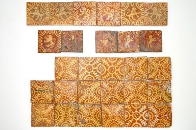 Un lot de 28 carreaux en terre cuite vernissée aux décors de lions et d'ornéments, Flandres, 18ème