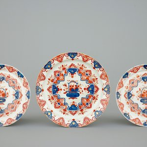 Un lot de 3 assiettes en Delft doré aux paniers fleuris, 18ème — photo 1