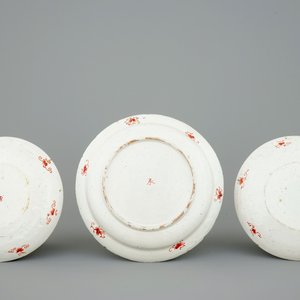 Un lot de 3 assiettes en Delft doré aux paniers fleuris, 18ème — photo 2
