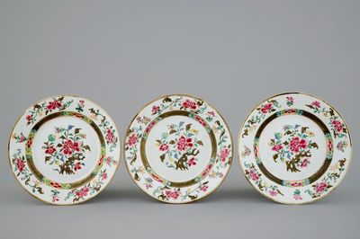 Un lot de 3 assiettes en porcelaine de Chine famille rose, 18ème