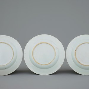 Un lot de 3 assiettes en porcelaine de Chine famille rose, 18ème — photo 2